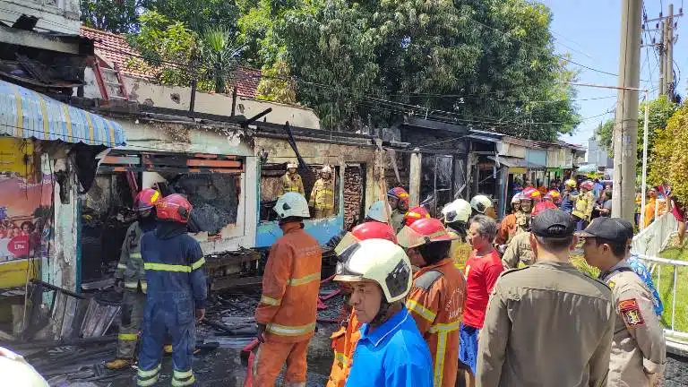 Kebakaran Hebat di Jl Tambak Dukuh Surabaya Hanguskan Lima Toko