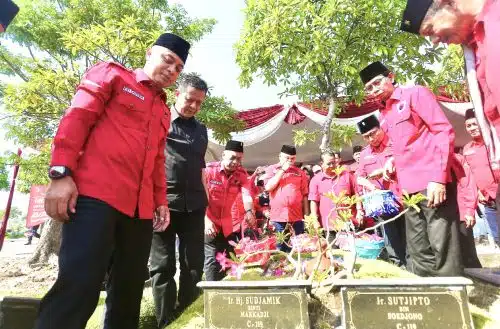 Peringati 27 Juli 1996, Kader PDIP Surabaya Ziarah Makam Ir. Sutjipto dan Tokoh PDI Promeg