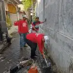 Sambut HUT RI Ke 79 , PDIP Surabaya Gotong – Royong Bersama Rakyat Resik Kampung