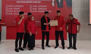 PDIP Serahkan Rekom Eri- Armuji Untuk Pilwali Surabaya 2024