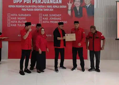PDIP Serahkan Rekom Eri- Armuji Untuk Pilwali Surabaya 2024