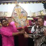 Cak Ji Serahkan Gunungan Wayangan dengan Lakon “Semar Mbangun Kayangan” pada Festival Joko Dolog