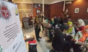 Menarik! Pejabat dan perangkat Kelurahan Krembangan Selatan Sinau Aksara Jawa bareng