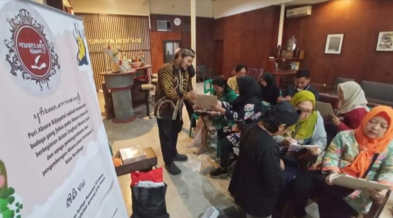 Menarik! Pejabat dan perangkat Kelurahan Krembangan Selatan Sinau Aksara Jawa bareng