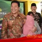 Plt. Bupati Sidoarjo Subandi Disambut dengan Pelukan Hangat Nenek 110 Tahun