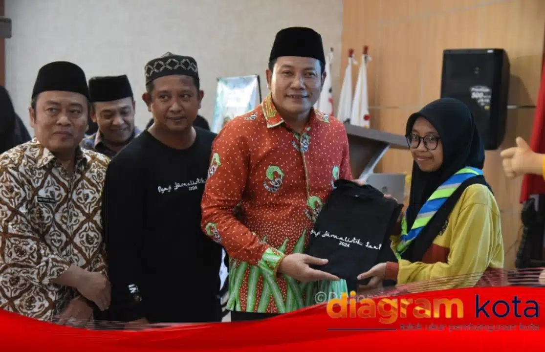 Plt. Bupati H. Subandi Ajak Santri Sebar Informasi Positif