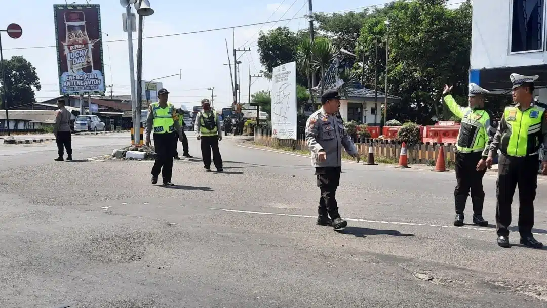 Polisi Siaga di Perbatasan Kediri-Kertosono pada Suran Agung
