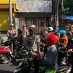Operasi Patuh Semeru 2024, Polisi Kota Blitar Beri Bunga dan Coklat Bagi Pengendara Tertib