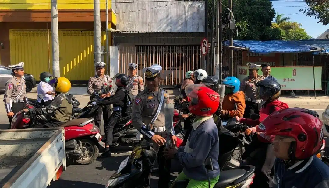 Operasi Patuh Semeru 2024, Polisi Kota Blitar Beri Bunga dan Coklat Bagi Pengendara Tertib