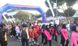 Polres Bondowoso Rayakan Hari Bhayangkara ke-78 dengan Jalan Sehat