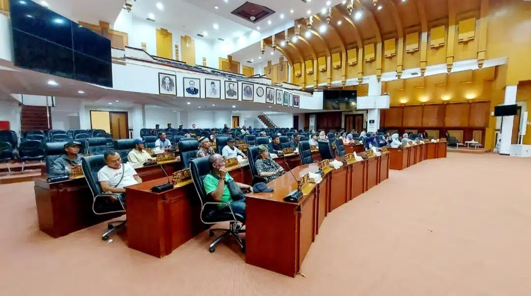 Ratusan Massa Duduki ruang Paripurna DPRD Surabaya, AH Thony ambil Sikap!