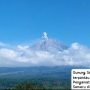 Gunung Semeru di Kabupaten Lumajang, Jawa Timur, Pada Selasa Pagi Melepaskan Erupsi 