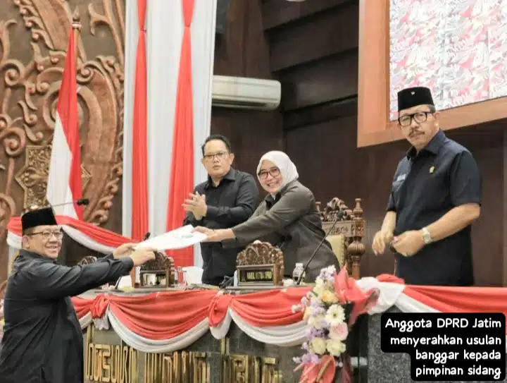Pejabat Gubernur Jawa Timur Adhy Karyono Menghadiri Rapat Paripurna Tentang P-APBD 2024