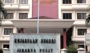 Tim Penyidik DJP Jakpus Menyerahkan Tersangka Pengemplang Pajak Kepada Kejari Jakpus