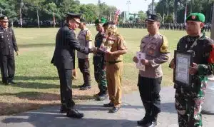 Polres Bondowoso Rayakan HUT Bhayangkara ke-78 dengan Atraksi Paralayang yang Menakjubkan