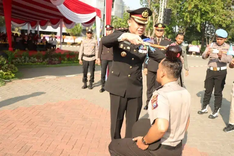Semarak Hari Bhayangkara ke-78: Polres Gresik Naikkan Pangkat 51 Anggota