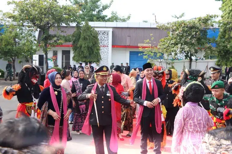 Sinergi TNI-Polri di Hari Bhayangkara: Polres Tuban Pentaskan Tarian Thak-thakan 1 Sinergi TNI-Polri di Hari Bhayangkara: Polres Tuban Pentaskan Tarian Thak-thakan