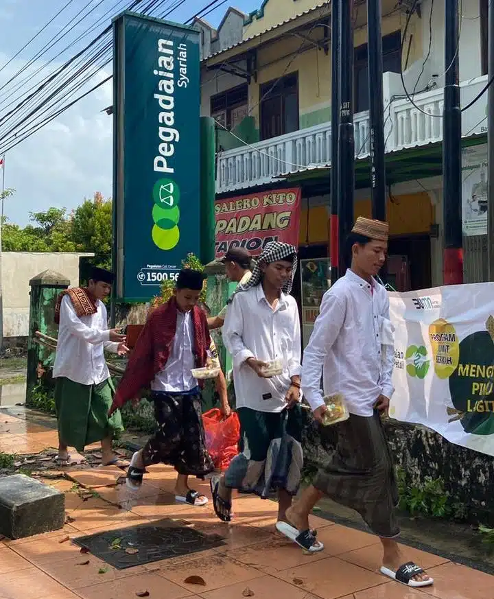 Program Mengetuk Pintu Langit: Pegadaian Kanwil XII Surabaya Bagikan Ribuan Makanan Siap Saji