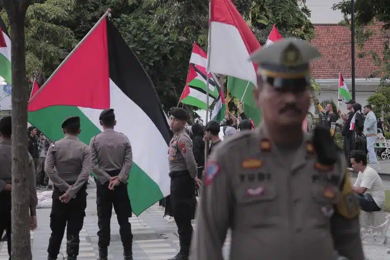 Aksi Solidaritas di Taman Apsari: Bendera Palestina Membentang 30 Meter