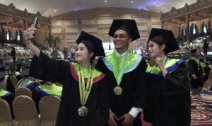 Unesa Luluskan 1506 Mahasiswa, Rektor ajak Wisudawan Tangguh Bersaing di Era Digital