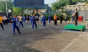 Langkah Sehat Pegawai Diskominfo Jatim: Senam Pagi Bersama Perwosi
