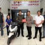 Kapolsek Genteng Serahkan Motor Curian ke Korban