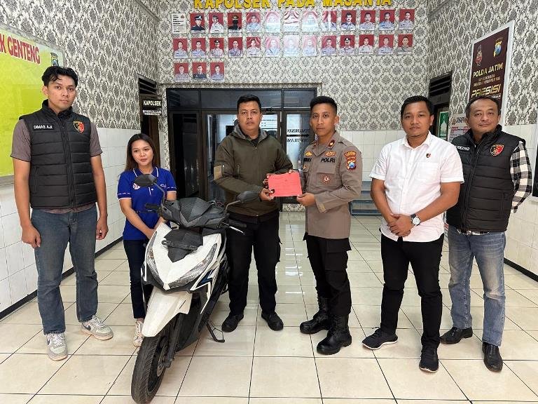 Kapolsek Genteng Serahkan Motor Curian ke Korban