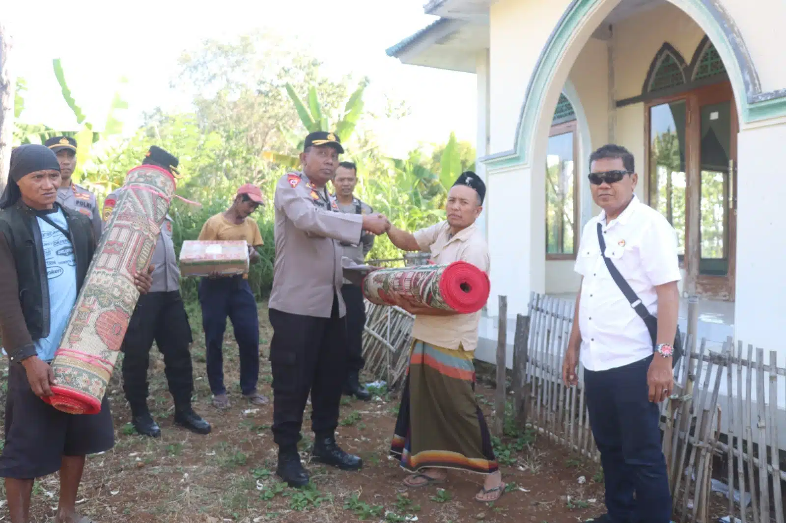 Kolaborasi Polres Bondowoso dan Off Roader untuk Bantu Warga Sukorejo