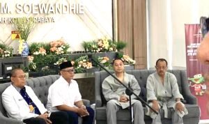 Jalani Syarat Pencalonan, Eri Cahyadi – Armuji Lakukan Tes Kesehatan Di RS Soewandi Surabaya