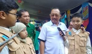 Salurkan Perlengkapan Sekolah SD SMP Se-Surabaya , Cak Ji : Pendidikan adalah Tanggung jawab kita semua