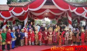Upacara HUT ke-79 RI Dengan Kostum Adat, Subandi Ajak Masyarakat Tanamkan Bhinneka Tunggal Ika