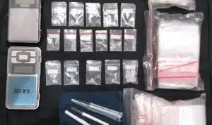 Polrestabes Surabaya Kembali Ungkap Peredaran Narkoba, 16 Kantong Sabu dan Tersangka Pengedar Diamankan