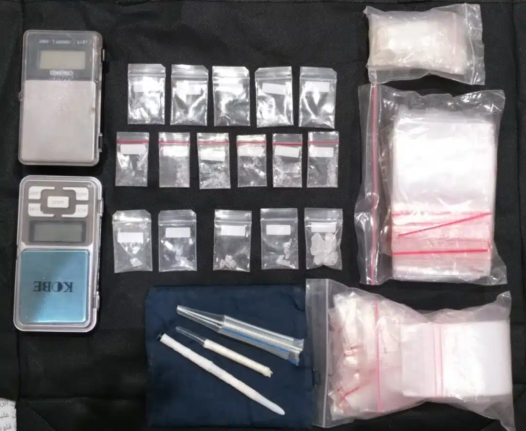 Polrestabes Surabaya Kembali Ungkap Peredaran Narkoba, 16 Kantong Sabu dan Tersangka Pengedar Diamankan