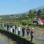 Petani di Bali Mengadakan Upacara Bendera di Area Persawahan Kaki Gunung Batukaru