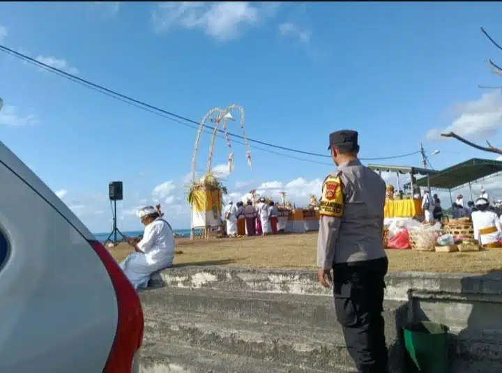 Bhabinkamtibmas Desa Kesiman Petilan Kawal Aman Upacara Melasti di Pantai Padang Galak