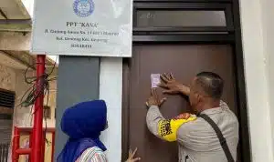 Inovasi Keamanan di RW 01 Blauran: Bhabinkamtibmas Pasang Barcode Patroli