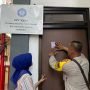 Inovasi Keamanan di RW 01 Blauran: Bhabinkamtibmas Pasang Barcode Patroli