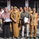 Dua ASN Kominfo Jatim Terima SK Purnabakti, Marhaenry Siap Ikuti Porwanas