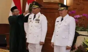 Pj Gubernur Jatim Lantik Nizhamul dan Iwan Kurniawan di Grahadi