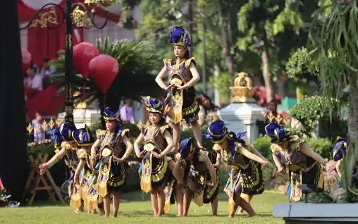 Kolaborasi Seni Jawa Timur Meriahkan Peringatan HUT ke-79 RI di Grahadi