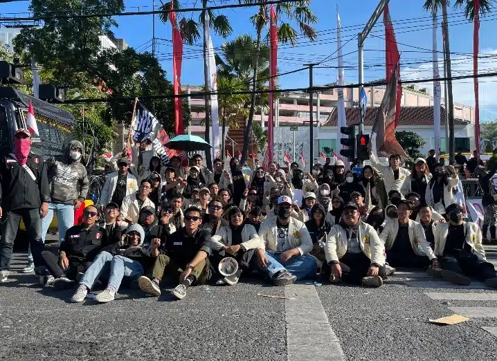 Mahasiswa UWKS Gelar Aksi Serentak di Depan DPRD Jatim, Suarakan Lima Tuntutan