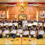 Pj. Gubernur Jatim Beri Penghargaan untuk Siswa SMK yang Gemilang di LKS Nasional