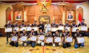 Pj. Gubernur Jatim Beri Penghargaan untuk Siswa SMK yang Gemilang di LKS Nasional