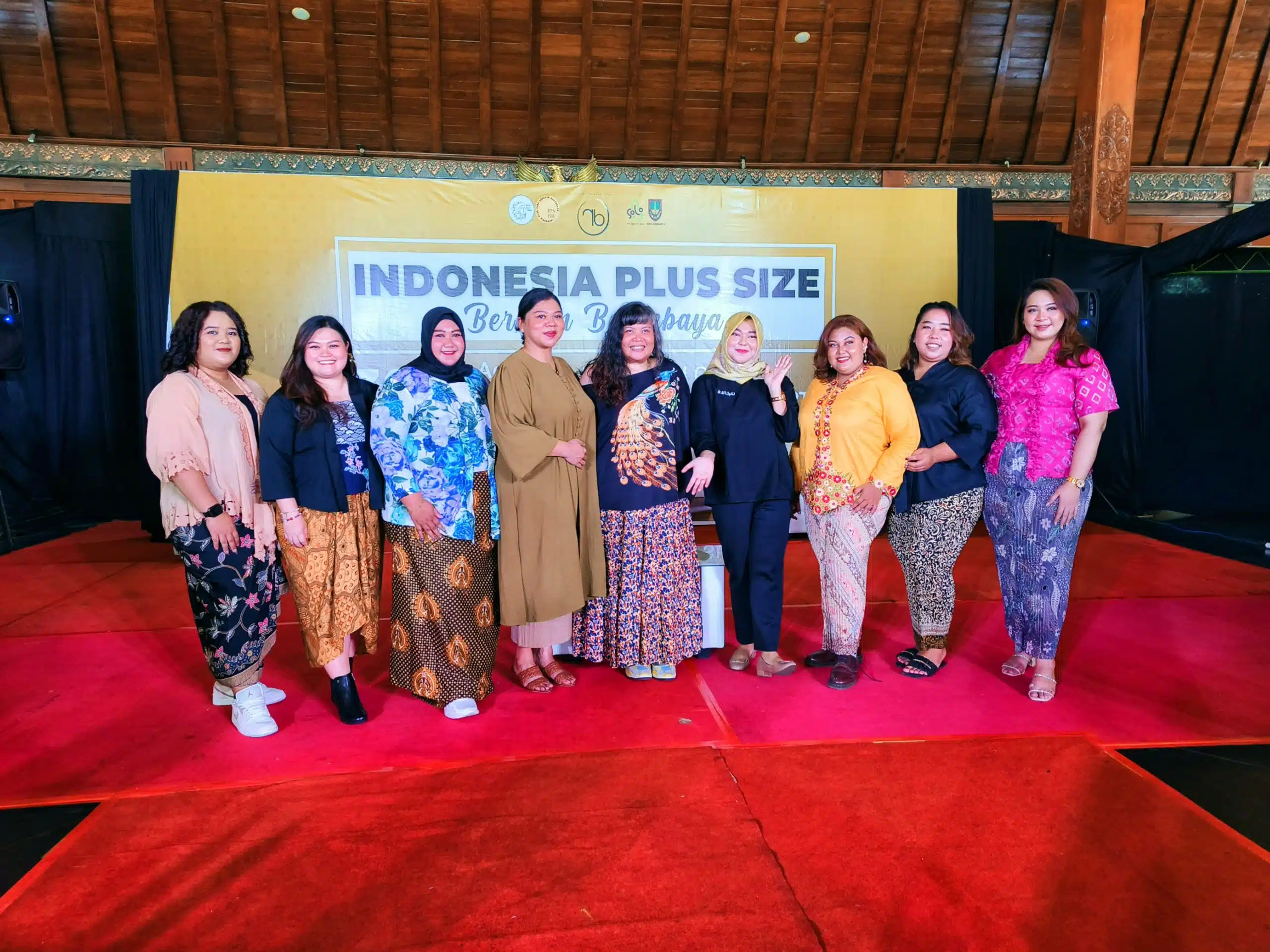 Indonesia Plus Size Berkain Berkebaya Hadir di Pendhapi Gedhe Balaikota Surakarta.