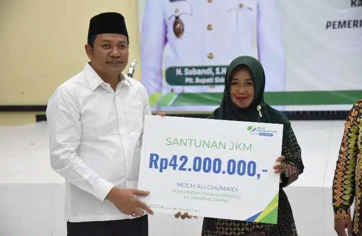 Plt. Bupati Sidoarjo Beri Jaring Pengaman Sosial untuk RT/RW dengan BPJS Ketenagakerjaan