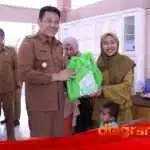 Cegah Stunting, Plt Bupati Subandi Salurkan Ayam dan Telur untuk Warga
