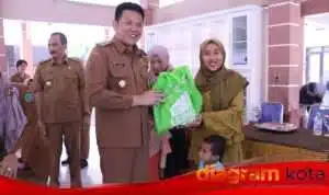 Cegah Stunting, Plt Bupati Subandi Salurkan Ayam dan Telur untuk Warga