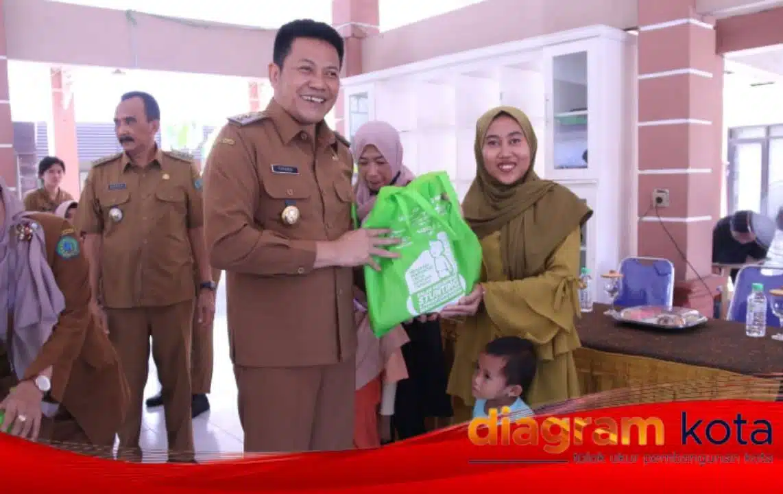 Cegah Stunting, Plt Bupati Subandi Salurkan Ayam dan Telur untuk Warga