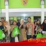1.606 Keluarga Resiko Stunting Mendapatkan Daging Ayam Dan Telur Di 3 Kecamatan