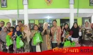 1.606 Keluarga Resiko Stunting Mendapatkan Daging Ayam Dan Telur Di 3 Kecamatan